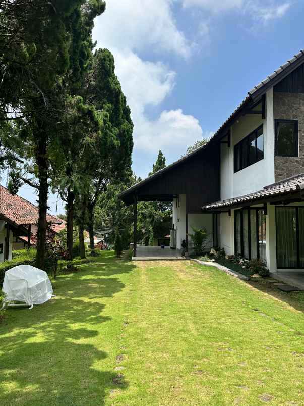 dijual villa villa grand trawas