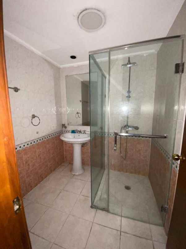 disewakan condominium regency lantai 19 surabaya