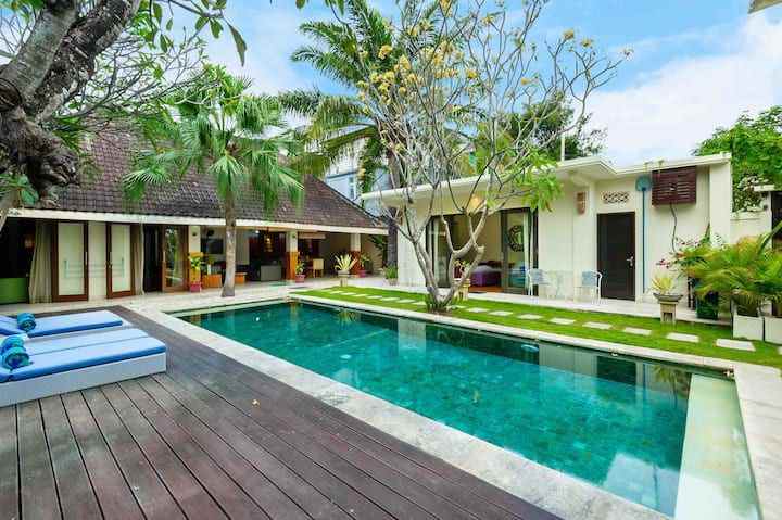 disewakan harian villa staman di seminyak badung bali