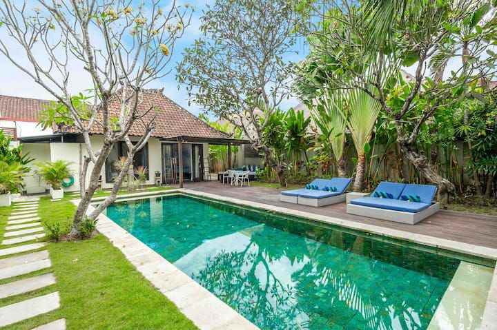 disewakan harian villa staman di seminyak badung bali