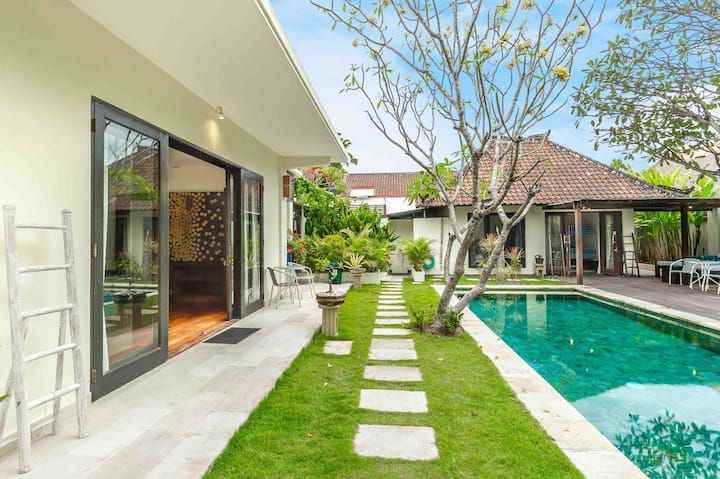 disewakan harian villa staman di seminyak badung bali