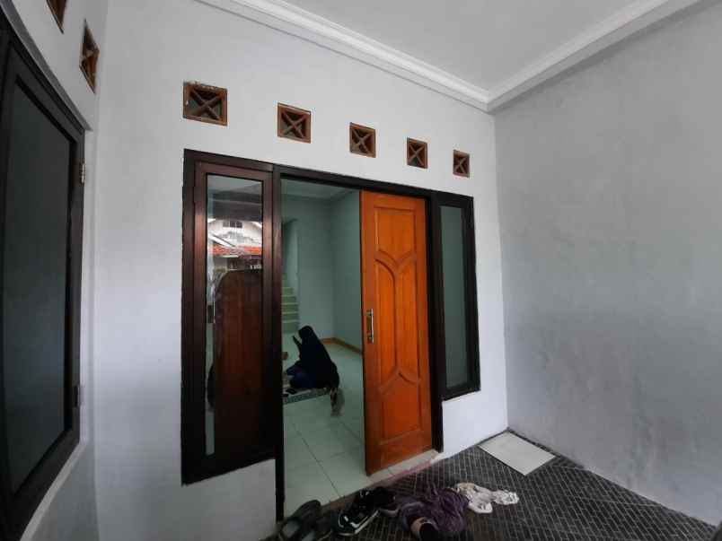 disewakan rumah 2 lantai