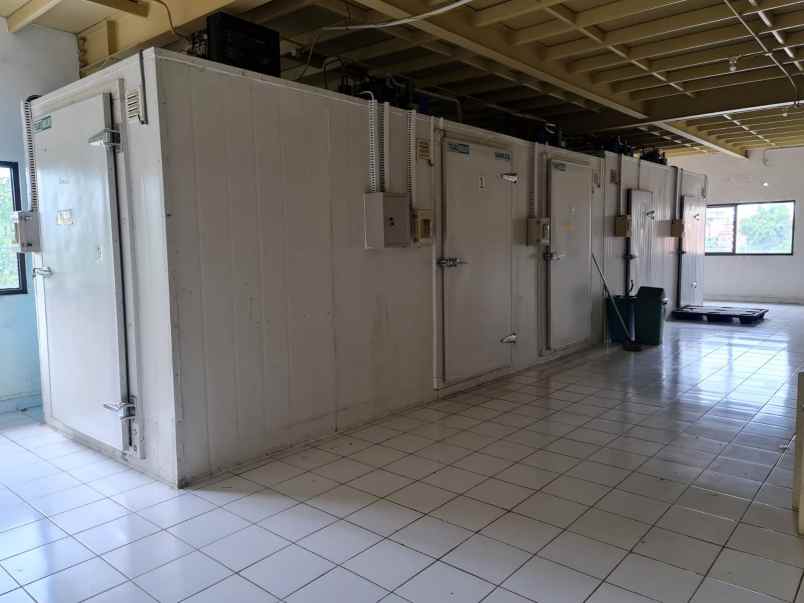 gedung pabrik pinggir jalan raya