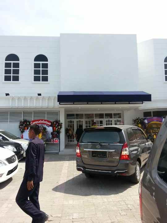 gedung strategis 300 meter dengan arah galaxy mall