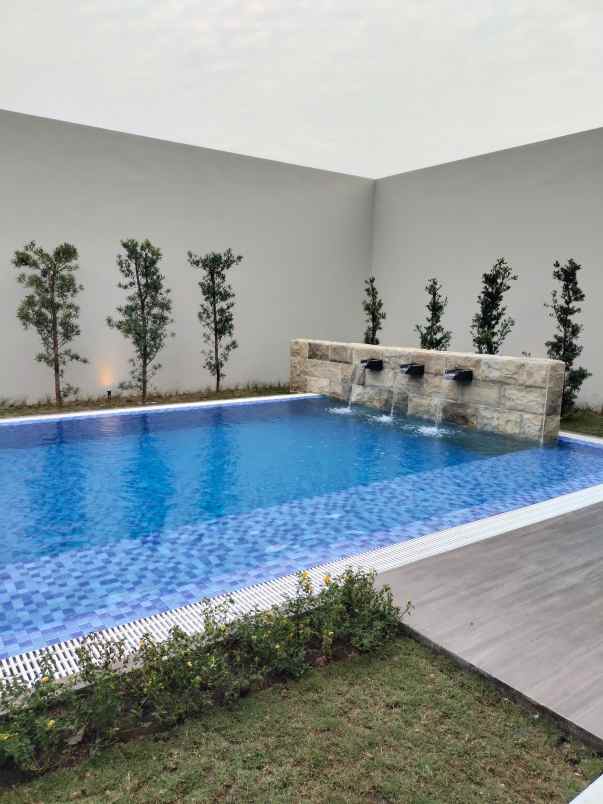 hunian mewah dan megah di dian istana surabaya barat