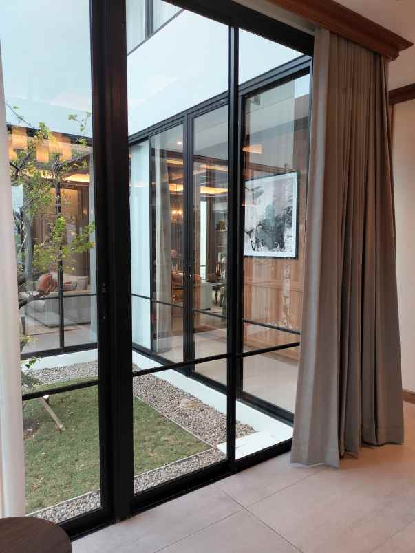 hunian mewah dan megah di dian istana surabaya barat