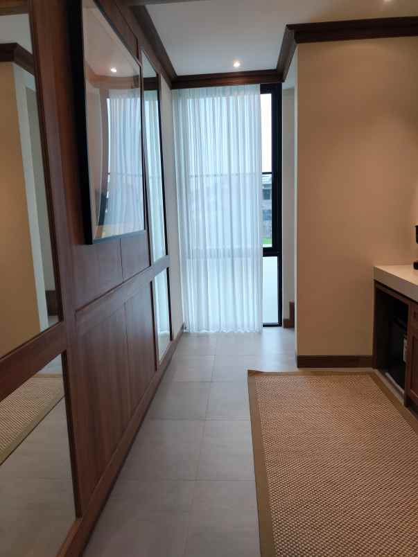 hunian mewah dan megah di dian istana surabaya barat