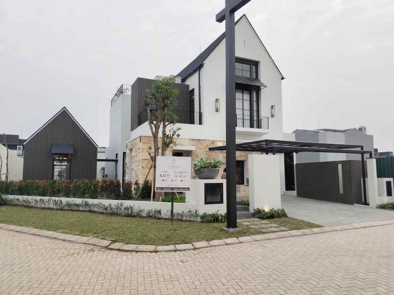 hunian mewah dan megah di dian istana surabaya barat