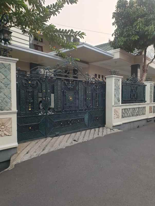 jual rumah pinggir jalan dengan roof top