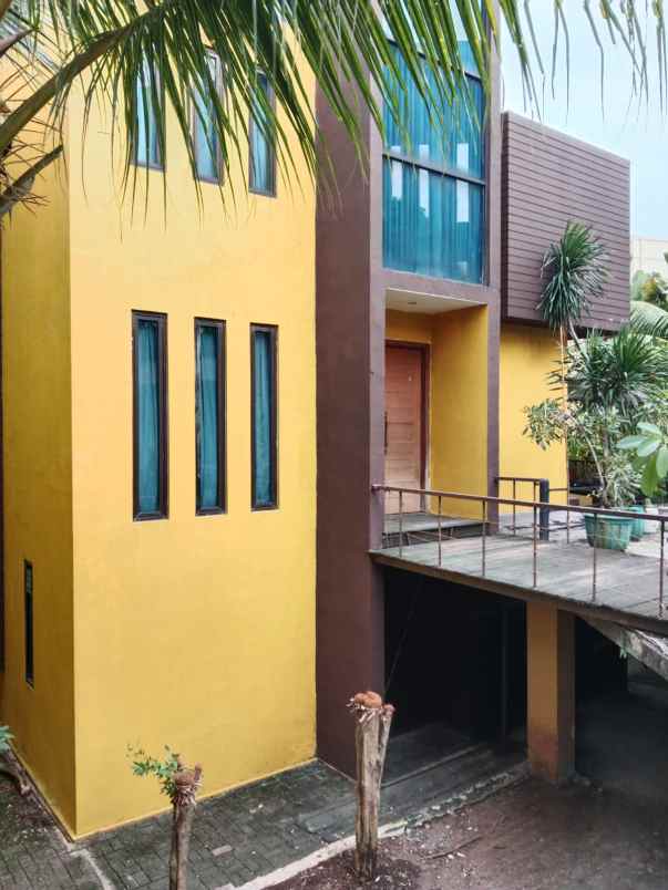 jual town house b u dengan swimming pool