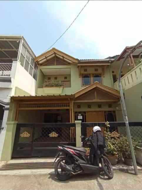 rumah 2 lantai bagus terawat dan nyaman