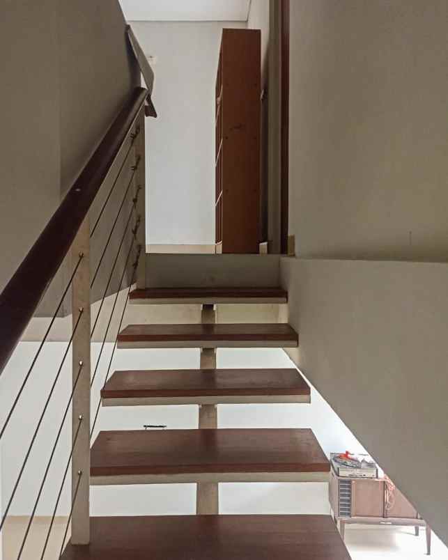 rumah 2 lantai dalam cluster di rempoa ciputat tangsel