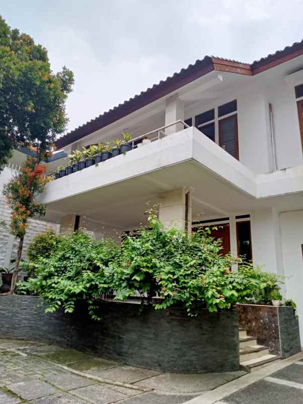 rumah 2 lantai siap huni