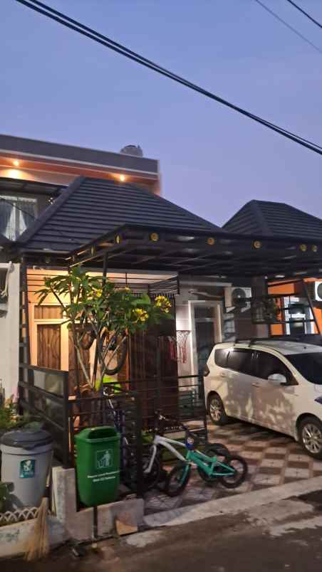 rumah 2 lantai terawat dan strategis shm