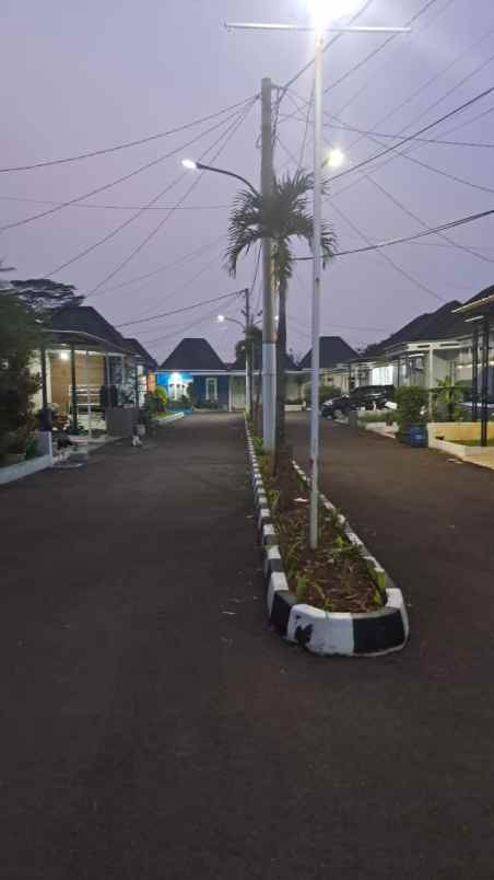 rumah 2 lantai terawat dan strategis shm