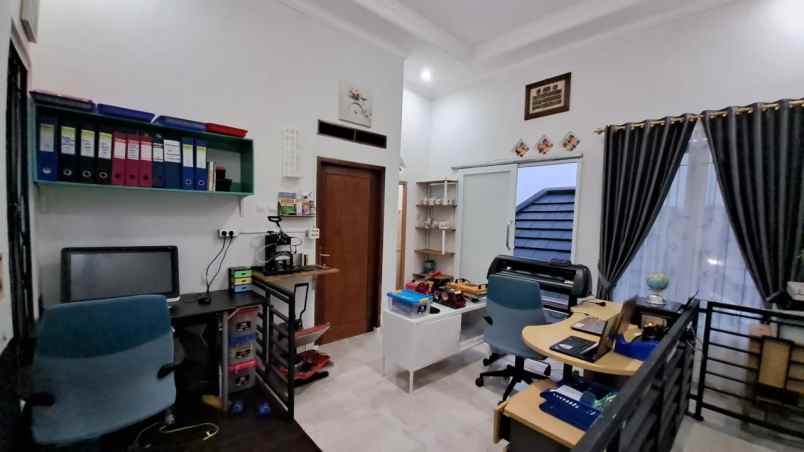 rumah 2 lantai terawat dan strategis shm