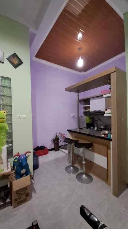 rumah 2 lantai terawat dan strategis shm