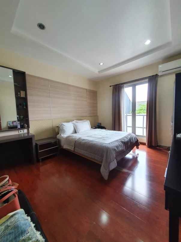 rumah 3 lantai villa pondok indah asri nyaman aman