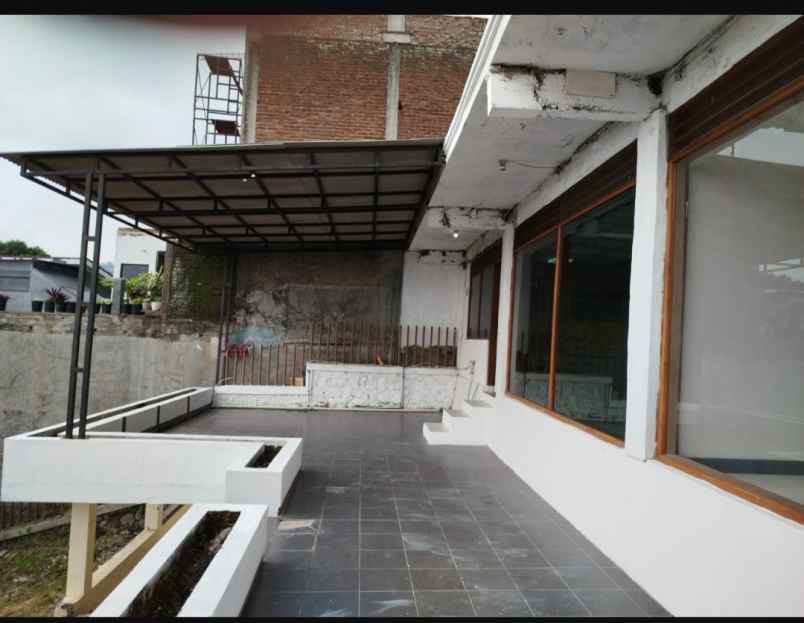 rumah asri luas tanah besar di cigadung dekat ke dago