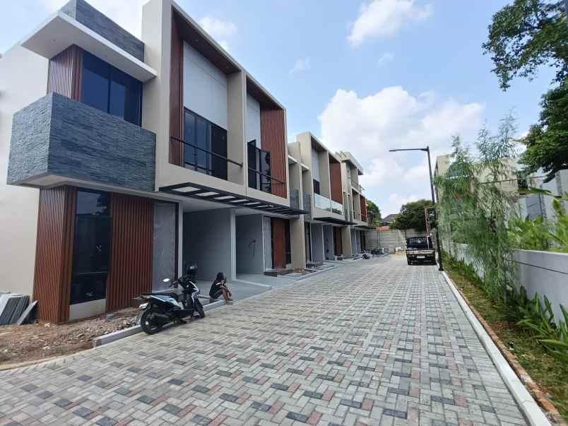 rumah baru dalam townhouse di kembangan jakbar