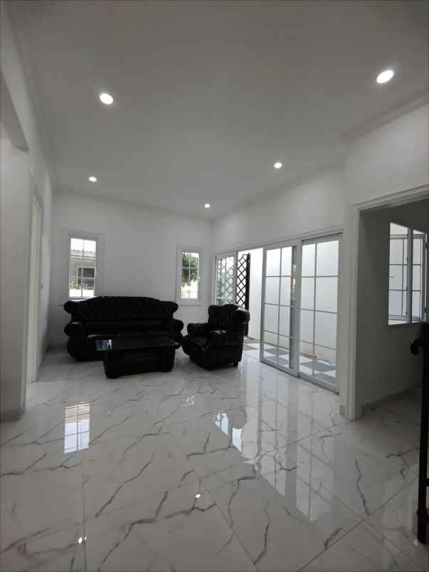 rumah baru design american classic di jatiwaringin