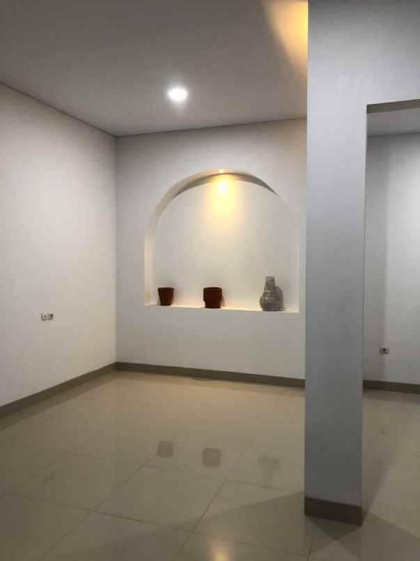 rumah baru dgn hunian berkonsep modern spanis