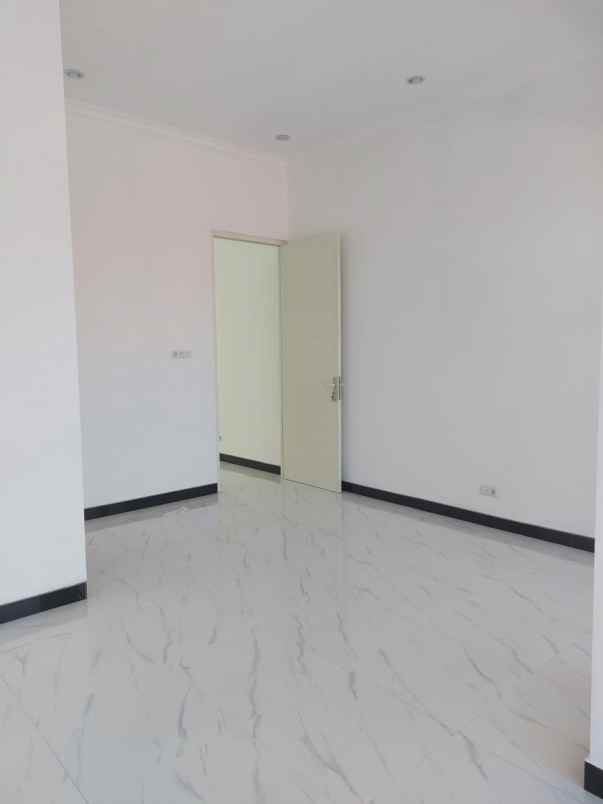 rumah baru gress siap huni di mulyosari utara