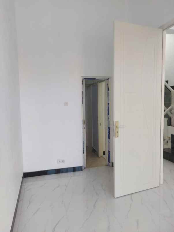 rumah baru gress siap huni di mulyosari utara