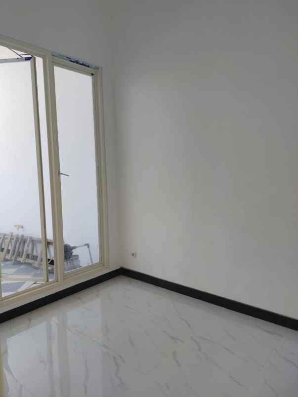 rumah baru gress siap huni di mulyosari utara