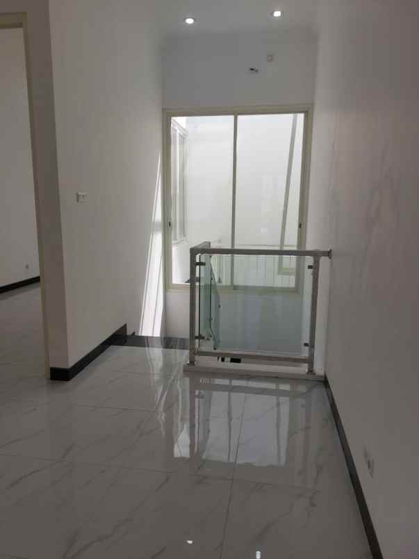 rumah baru gress siap huni di mulyosari utara