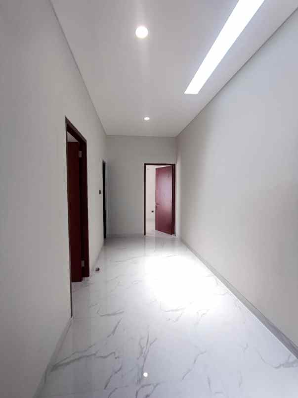 rumah baru model tropical di cinere