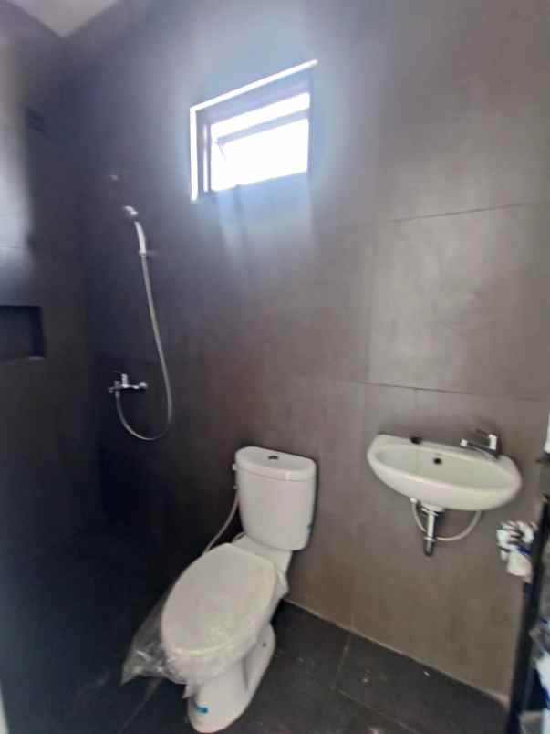 rumah baru model tropical di cinere