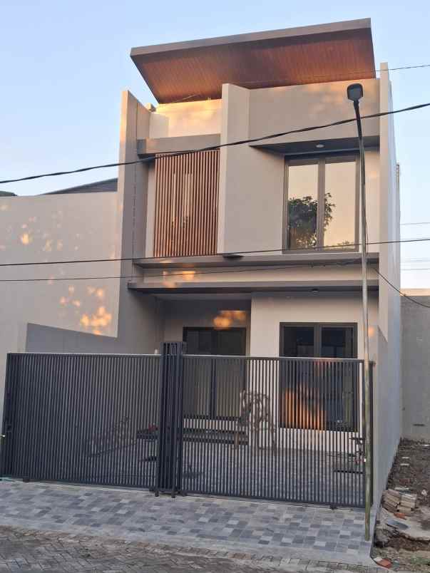 rumah baru modern manyar jaya row jalan lebar 3 mobil