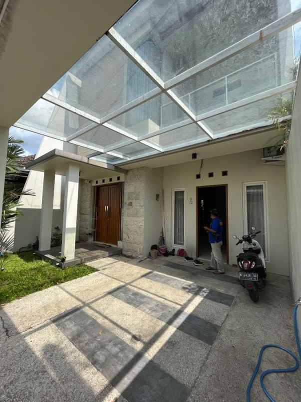 rumah dalam perumahan di jalan palagan km 7