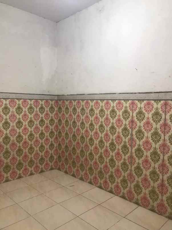 rumah di jalan ramai kota depok