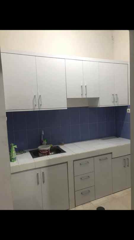 rumah di jalan ramai kota depok