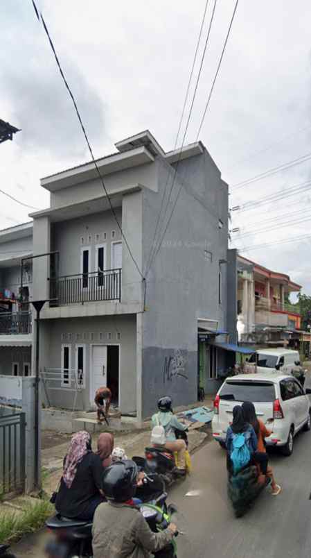 rumah di jalan ramai kota depok