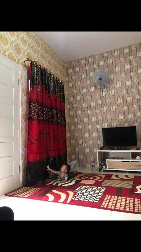 rumah di jalan ramai kota depok