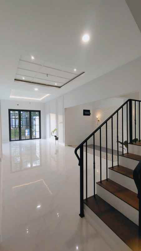 rumah klasik dengan sentuhan modern di nusaloka bsd