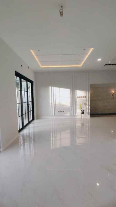 rumah klasik dengan sentuhan modern di nusaloka bsd