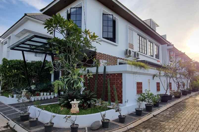 rumah mewah 2 lantai di sektor 3 bintaro