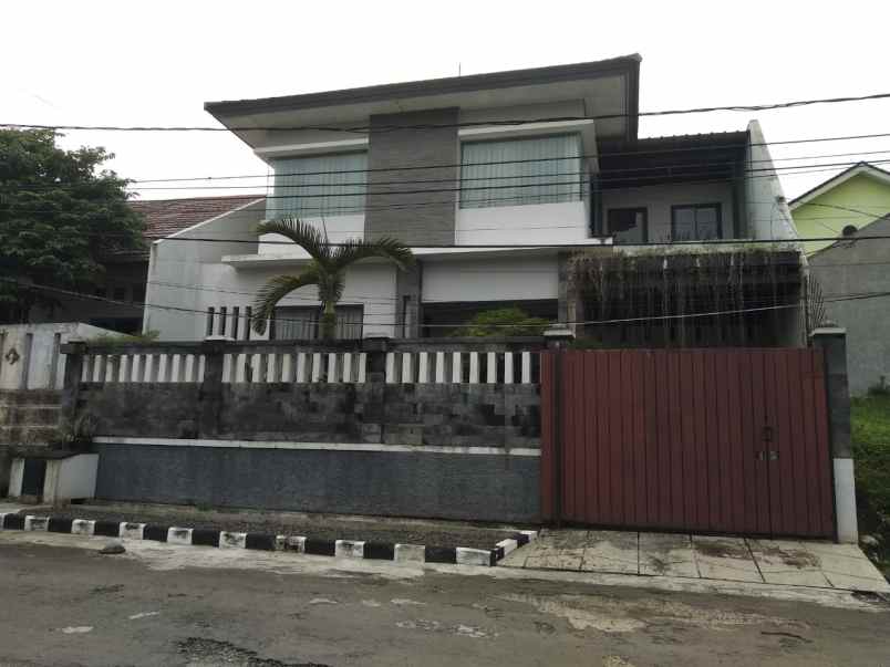 rumah mewah dalam komplek elite cinere