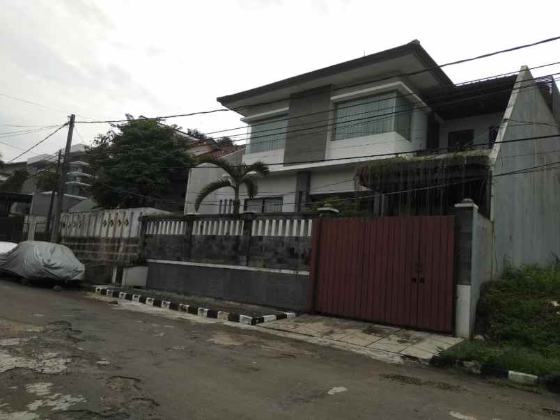 rumah mewah dalam komplek elite cinere