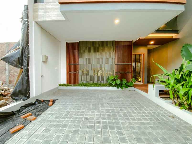 rumah mewah dalam perumahan di maguwoharjo sleman