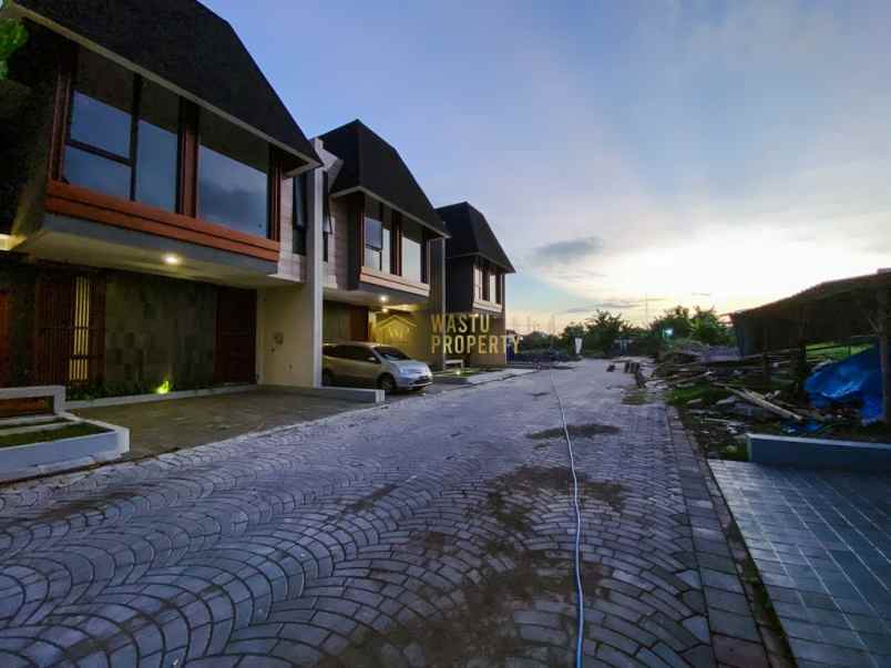 rumah mewah dalam perumahan di maguwoharjo sleman