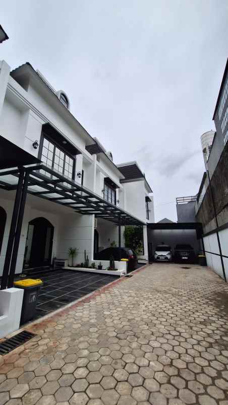 rumah model american classic di joglo town house