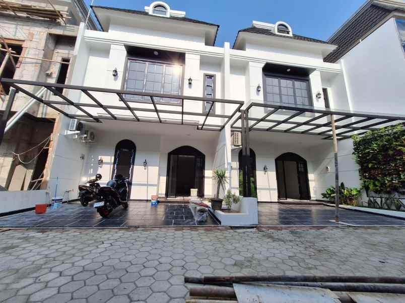 rumah model american classic di joglo town house