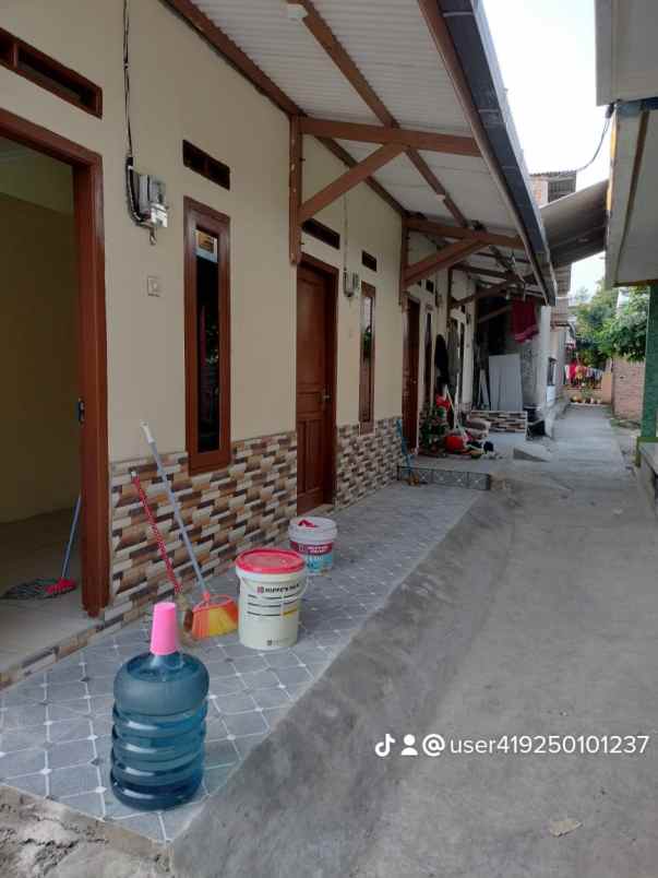 rumah model kontrakan di belakang hotel mercure