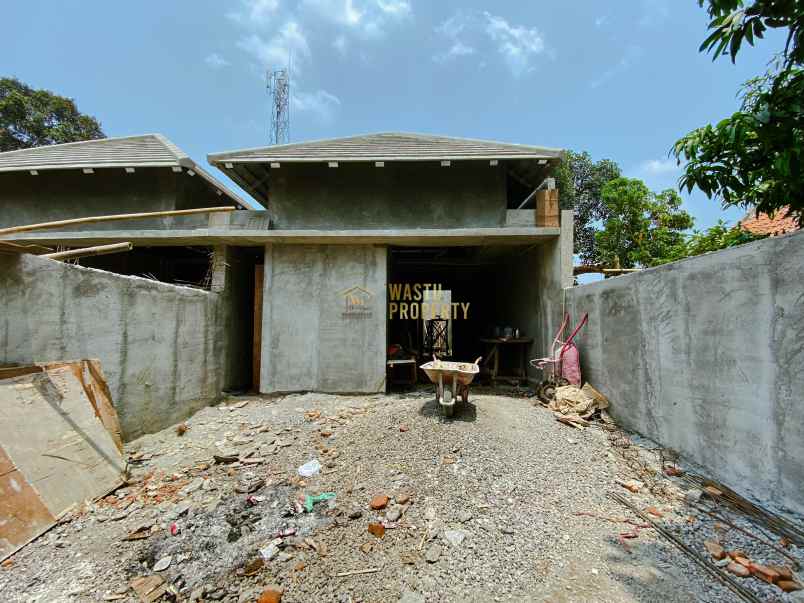 rumah modern carpot muat 2 mobil dekat kampus ukrim