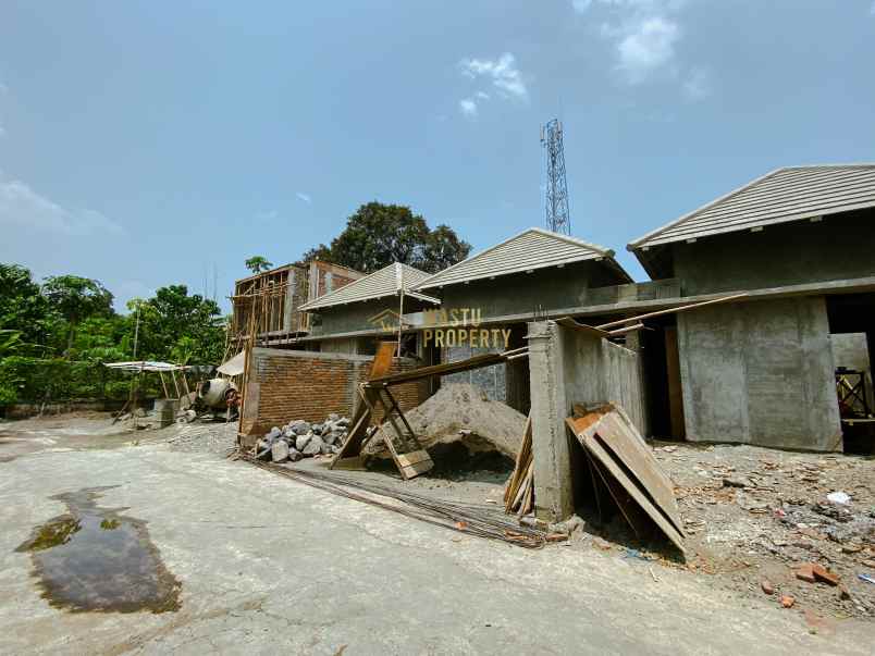 rumah modern carpot muat 2 mobil dekat kampus ukrim